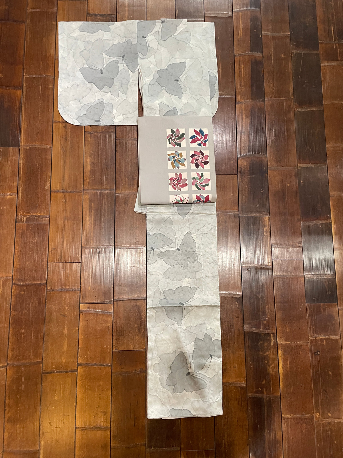 正絹小紋着物（手描き/蝶柄） 袷仕立て — KomonKimono｜Heritage Collection
