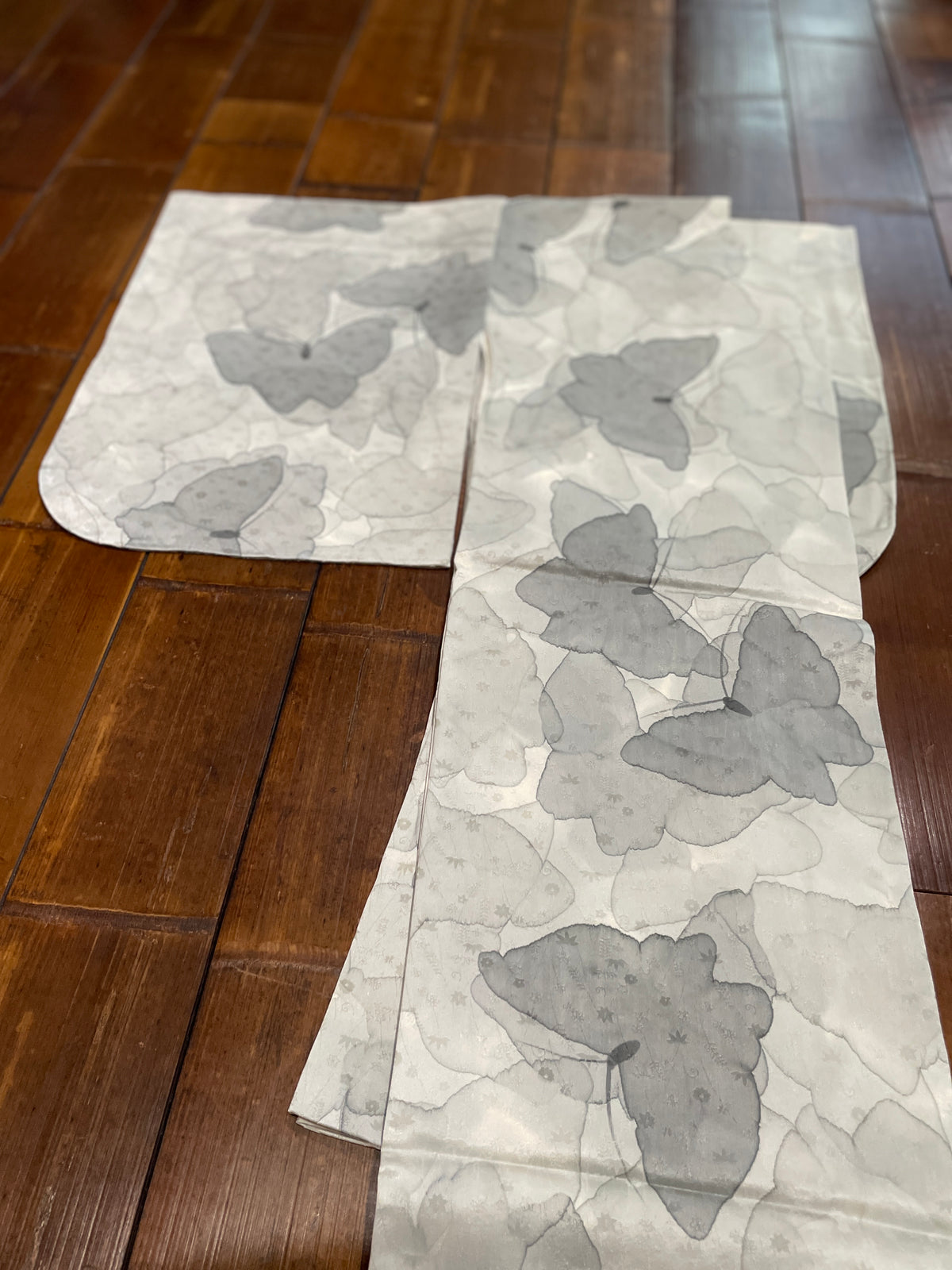 正絹小紋着物（手描き/蝶柄） 袷仕立て — KomonKimono｜Heritage Collection