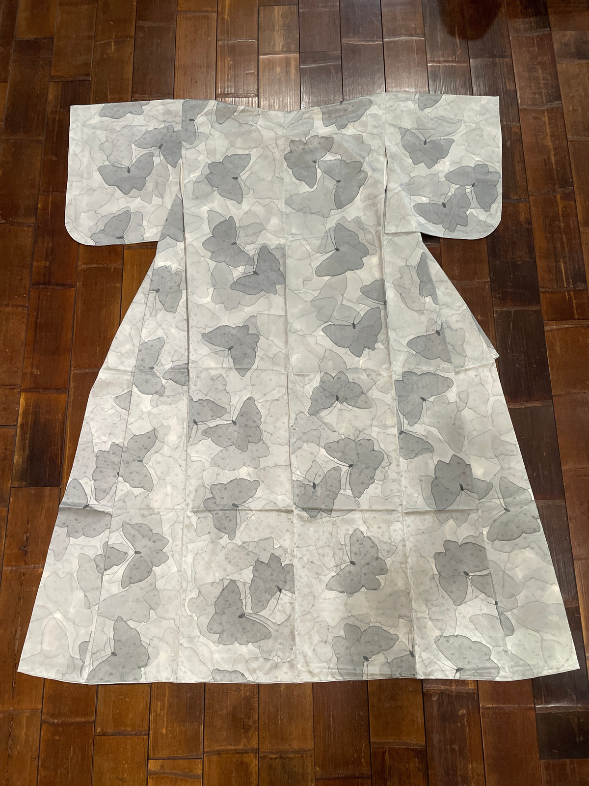 正絹小紋着物（手描き/蝶柄） 袷仕立て — KomonKimono｜Heritage Collection