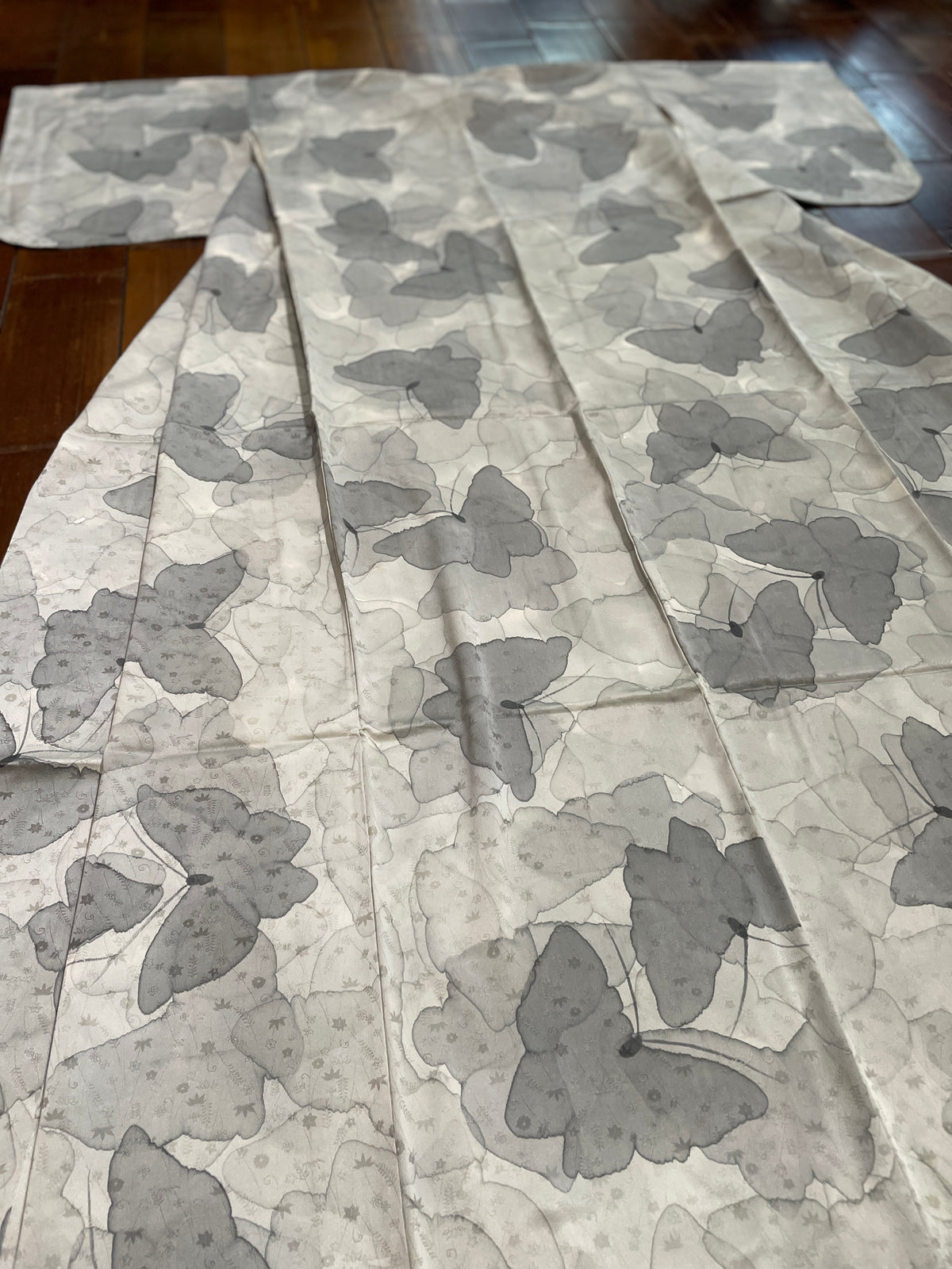正絹小紋着物（手描き/蝶柄） 袷仕立て — KomonKimono｜Heritage Collection