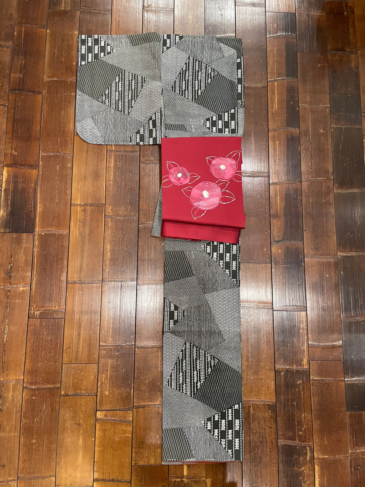 正絹九寸帯（刺繍/椿柄） — Women's OBI｜Heritage Collection