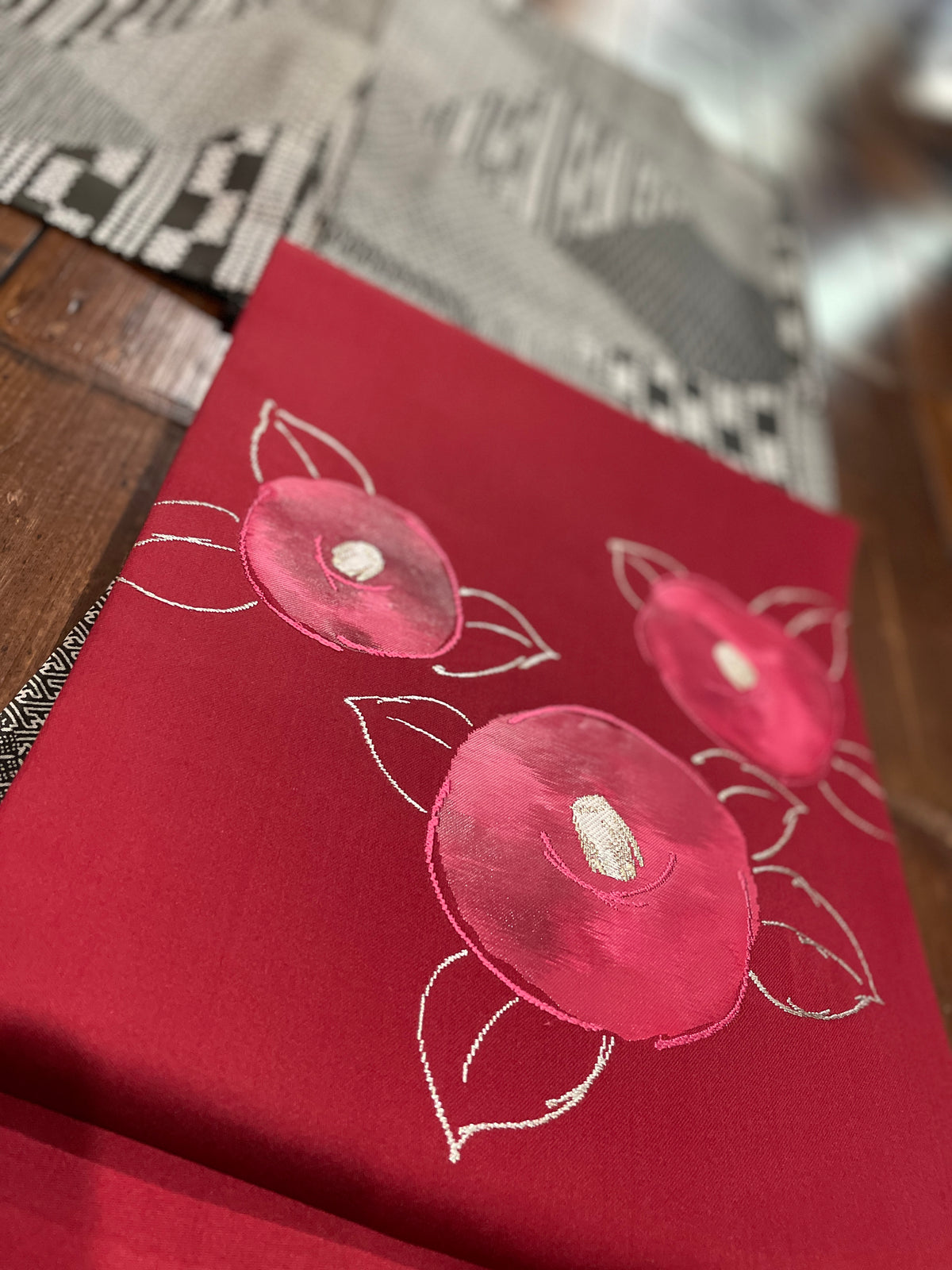 正絹九寸帯（刺繍/椿柄） — Women's OBI｜Heritage Collection