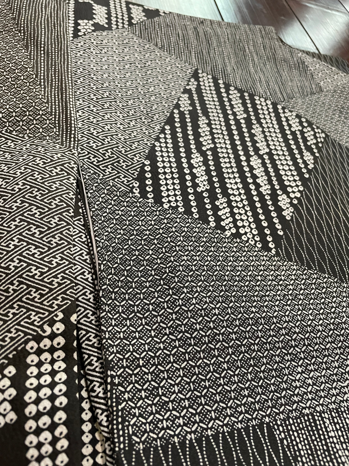 正絹小紋着物（きりばめ柄） 袷仕立て — KomonKimono｜Heritage Collection