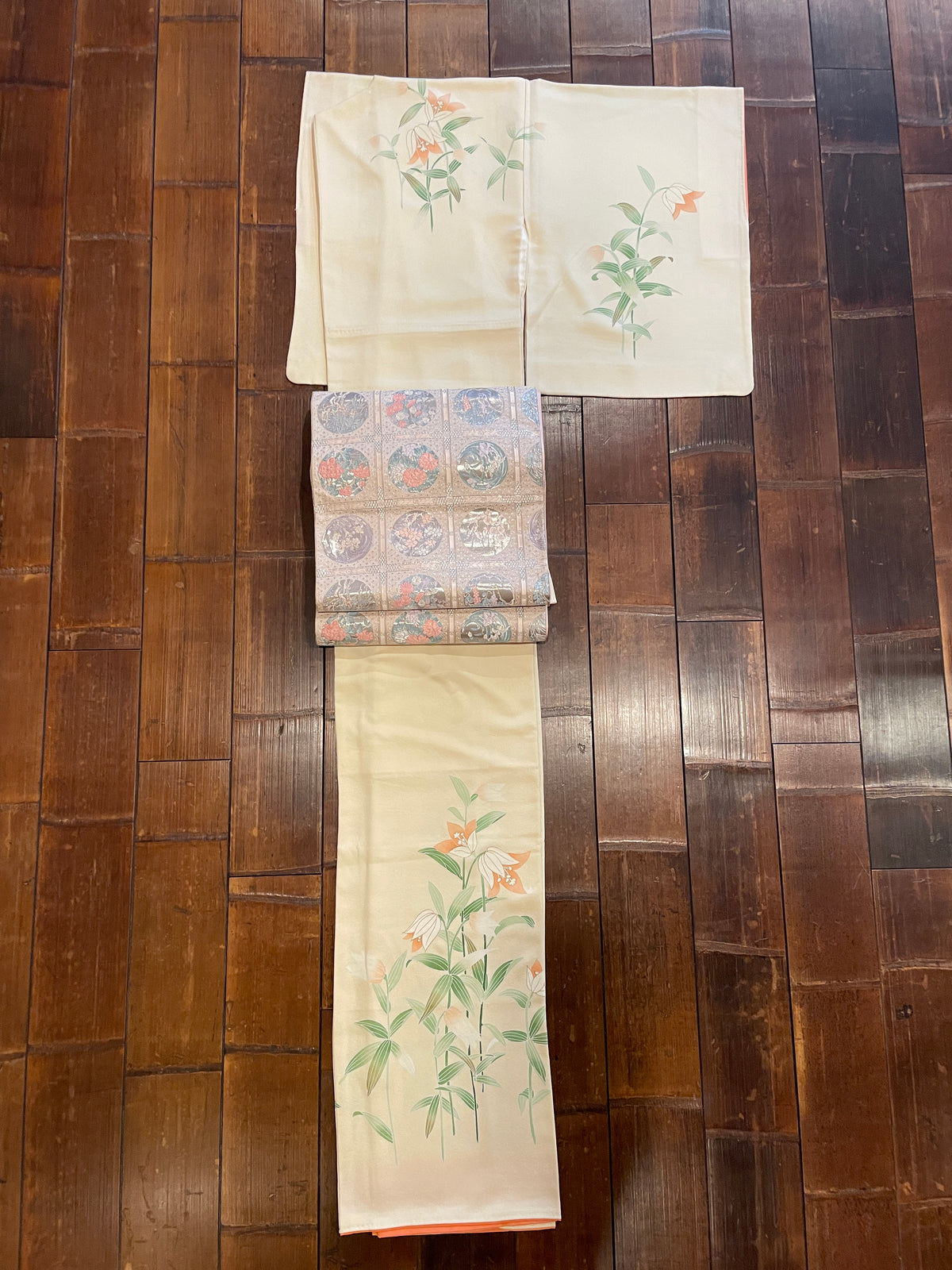 正絹手描き友禅附下げ着物（百合の花柄） 袷仕立て — KomonKimono｜Heritage Collection
