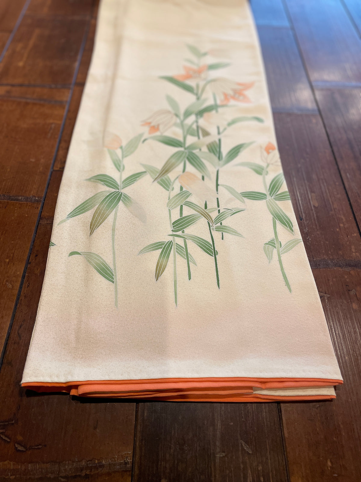 正絹手描き友禅附下げ着物（百合の花柄） 袷仕立て — KomonKimono｜Heritage Collection