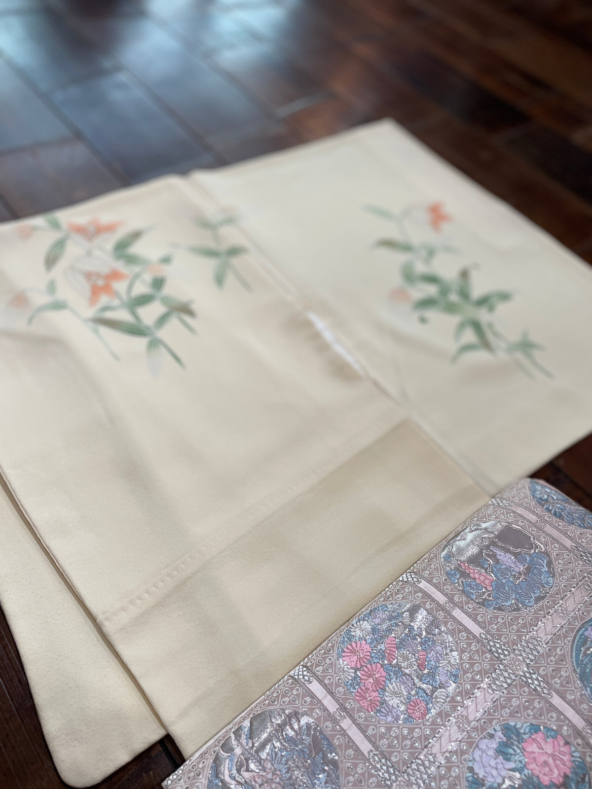 正絹手描き友禅附下げ着物（百合の花柄） 袷仕立て — KomonKimono｜Heritage Collection