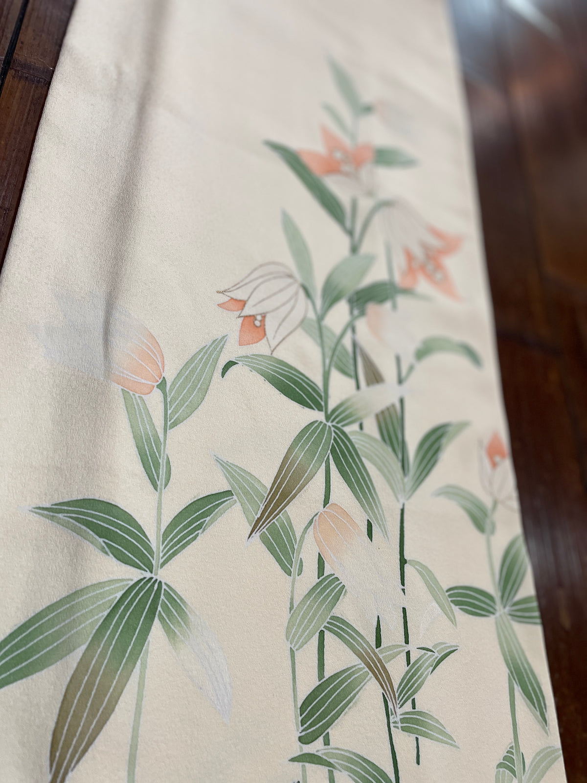 正絹手描き友禅附下げ着物（百合の花柄） 袷仕立て — KomonKimono｜Heritage Collection