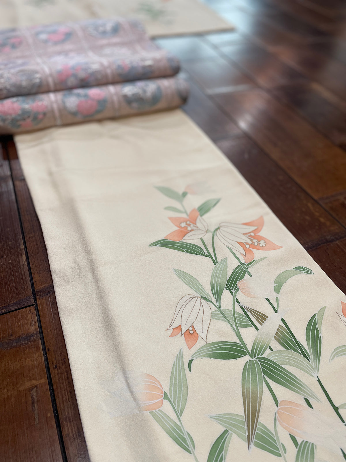 正絹手描き友禅附下げ着物（百合の花柄） 袷仕立て — KomonKimono｜Heritage Collection