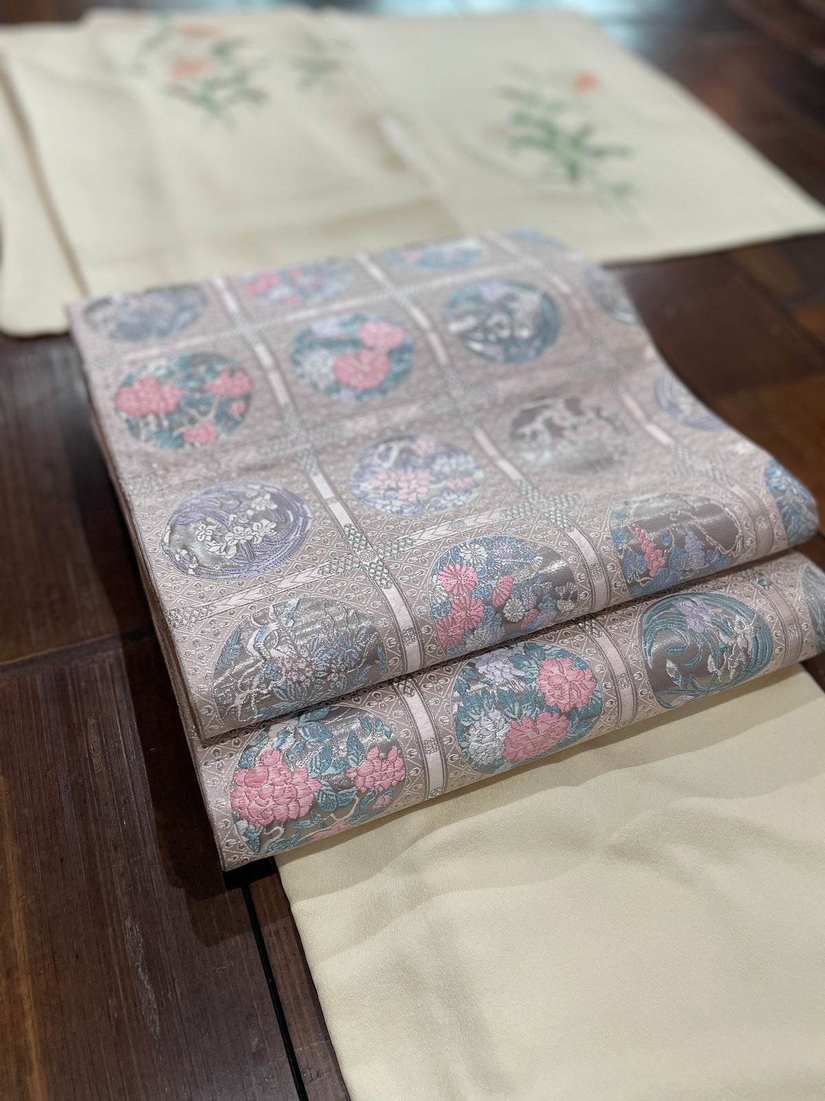 正絹手描き友禅附下げ着物（百合の花柄） 袷仕立て — KomonKimono｜Heritage Collection