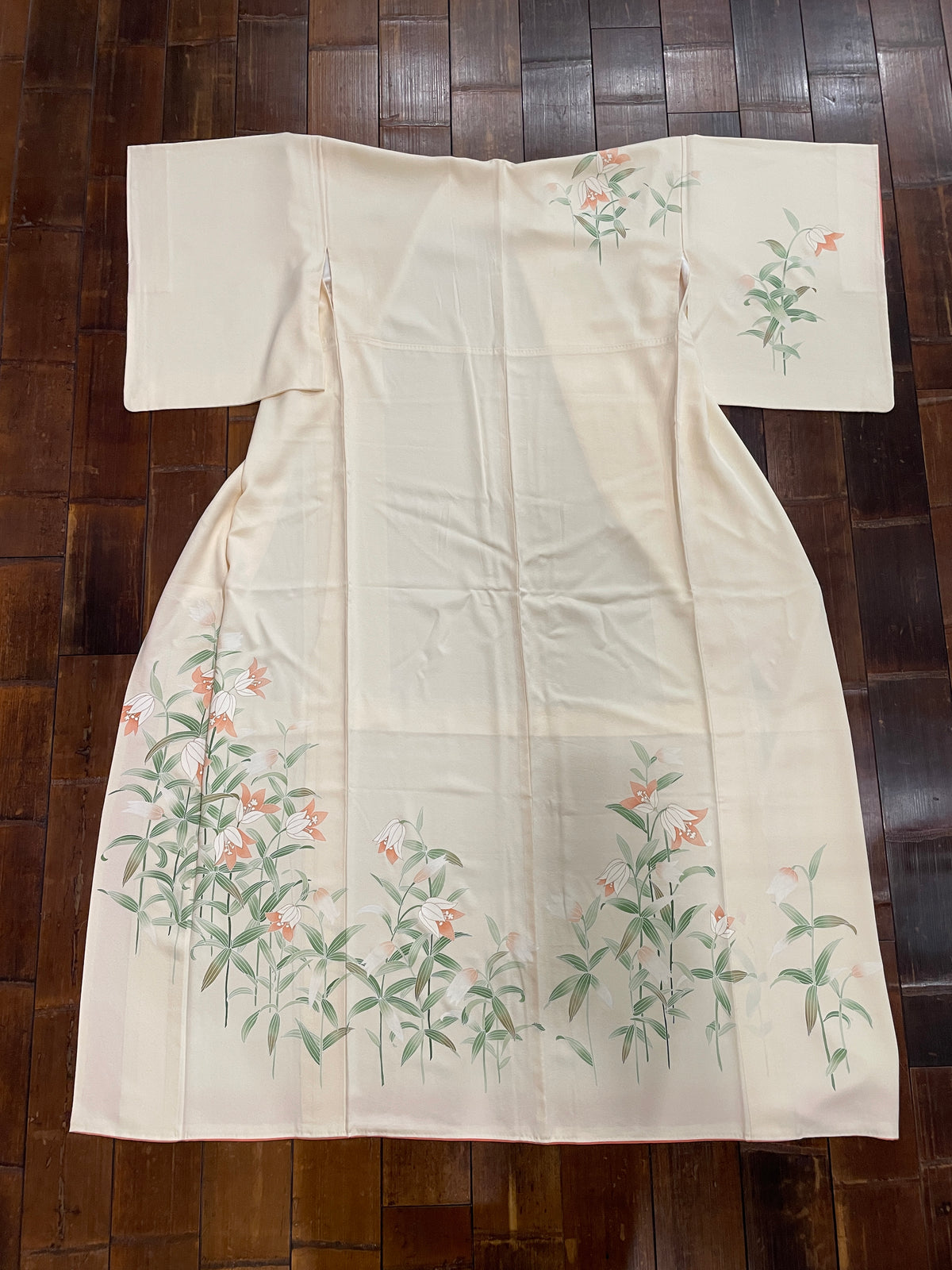 正絹手描き友禅附下げ着物（百合の花柄） 袷仕立て — KomonKimono｜Heritage Collection