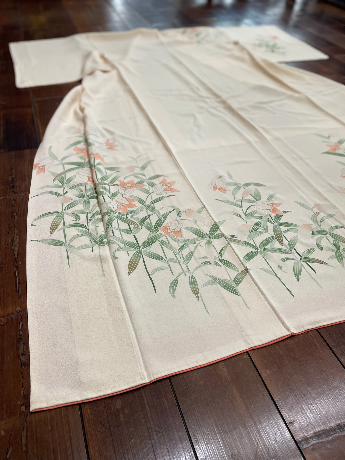 正絹手描き友禅附下げ着物（百合の花柄） 袷仕立て — KomonKimono｜Heritage Collection
