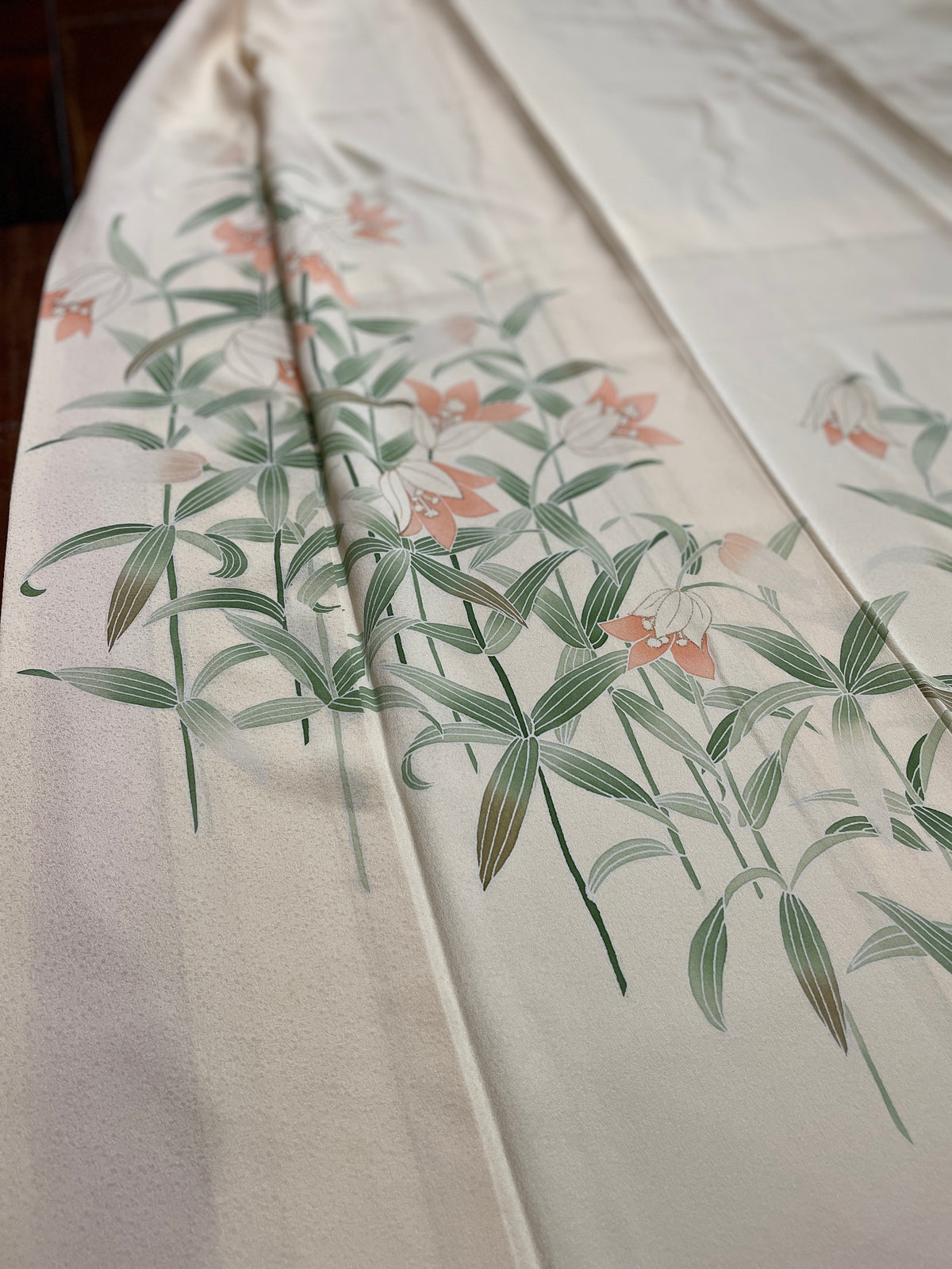 正絹手描き友禅附下げ着物（百合の花柄） 袷仕立て — KomonKimono｜Heritage Collection