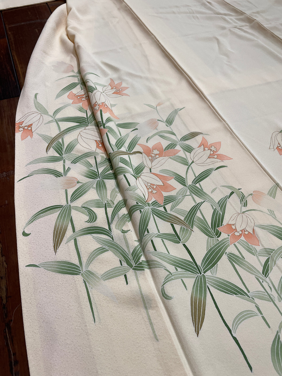 正絹手描き友禅附下げ着物（百合の花柄） 袷仕立て — KomonKimono｜Heritage Collection