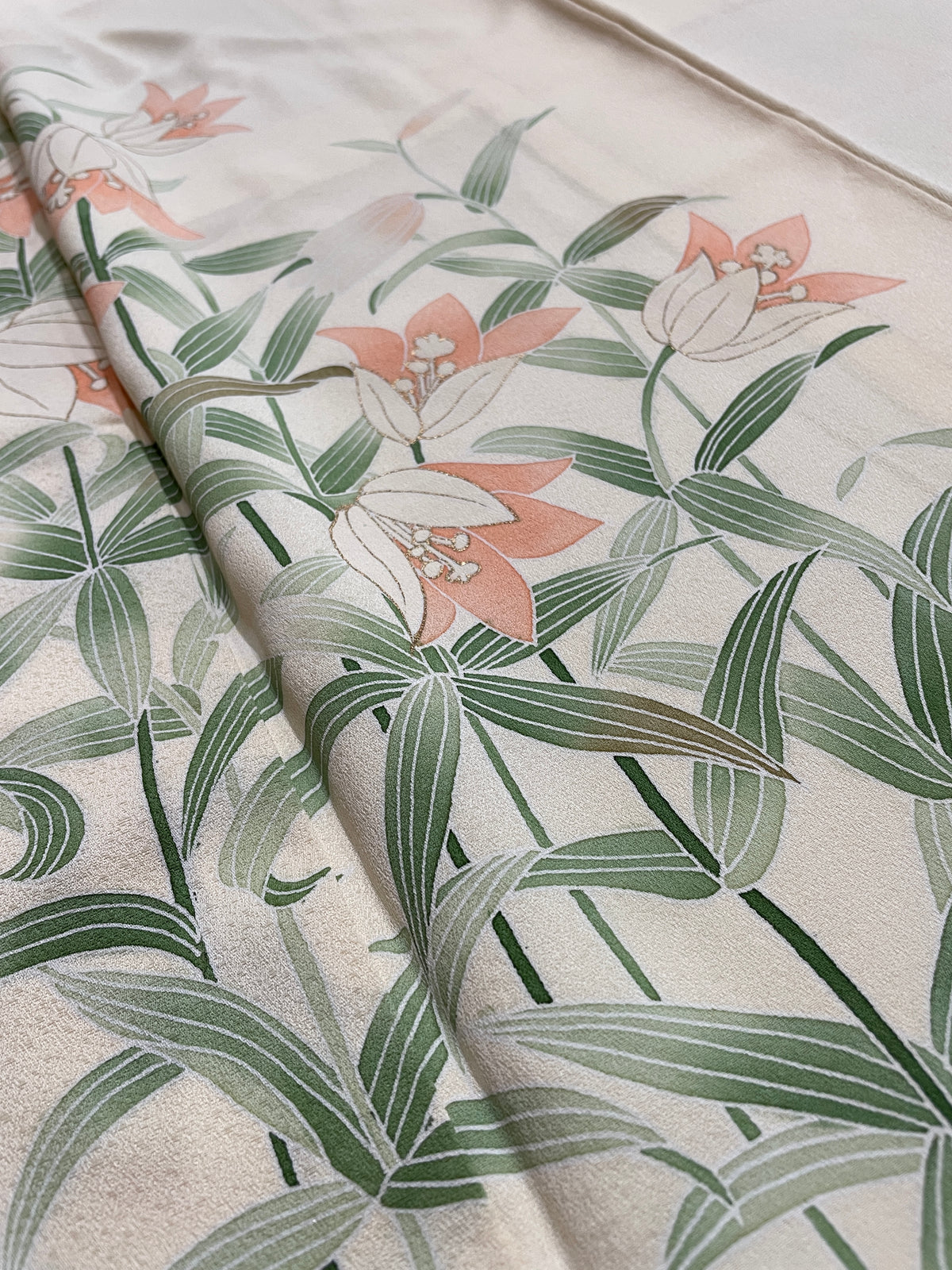 正絹手描き友禅附下げ着物（百合の花柄） 袷仕立て — KomonKimono｜Heritage Collection