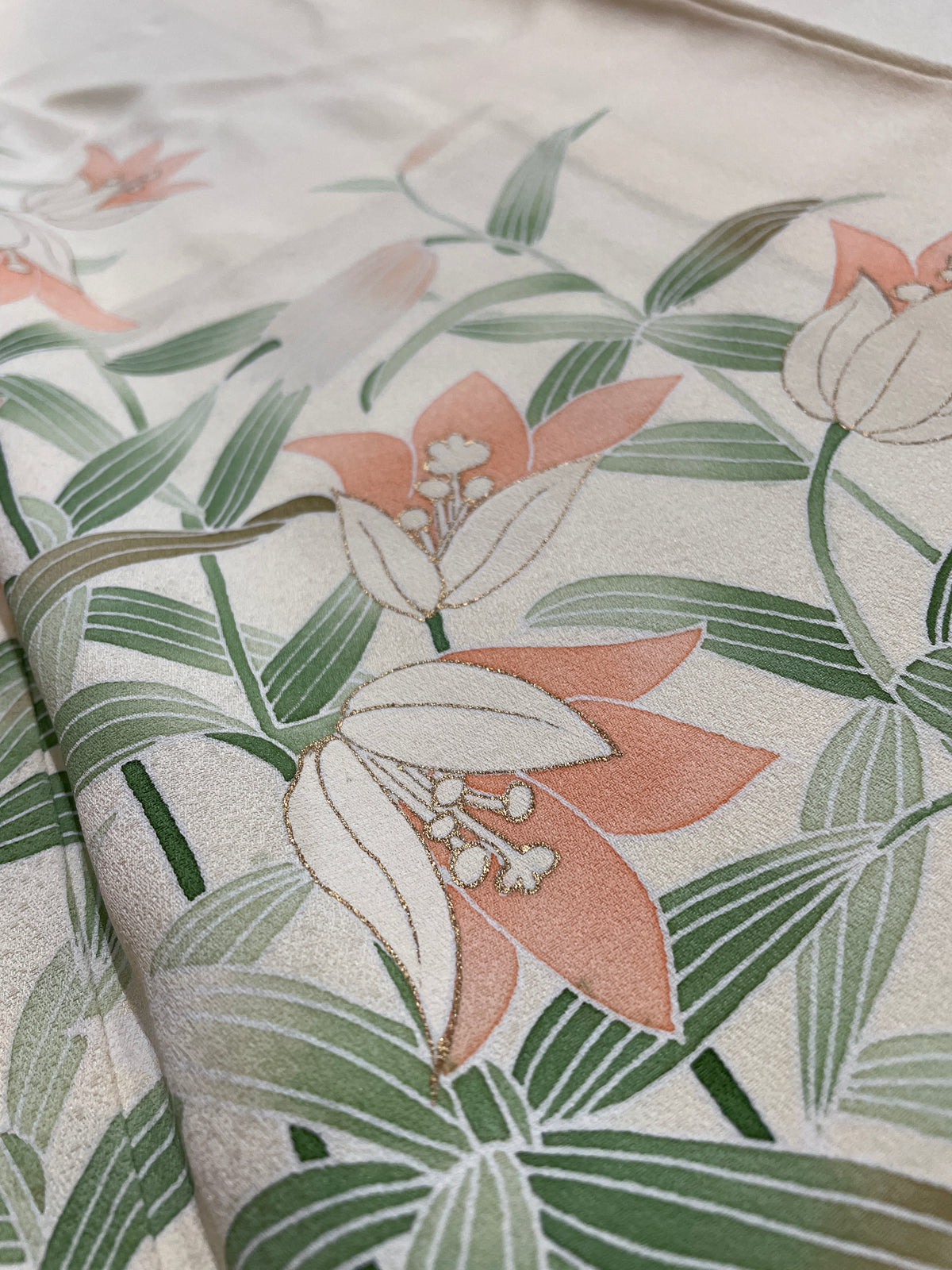 正絹手描き友禅附下げ着物（百合の花柄） 袷仕立て — KomonKimono｜Heritage Collection