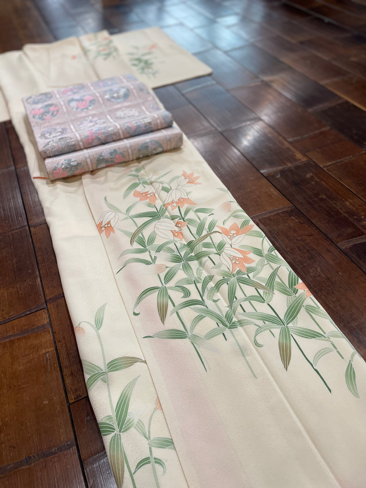正絹手描き友禅附下げ着物（百合の花柄） 袷仕立て — KomonKimono｜Heritage Collection