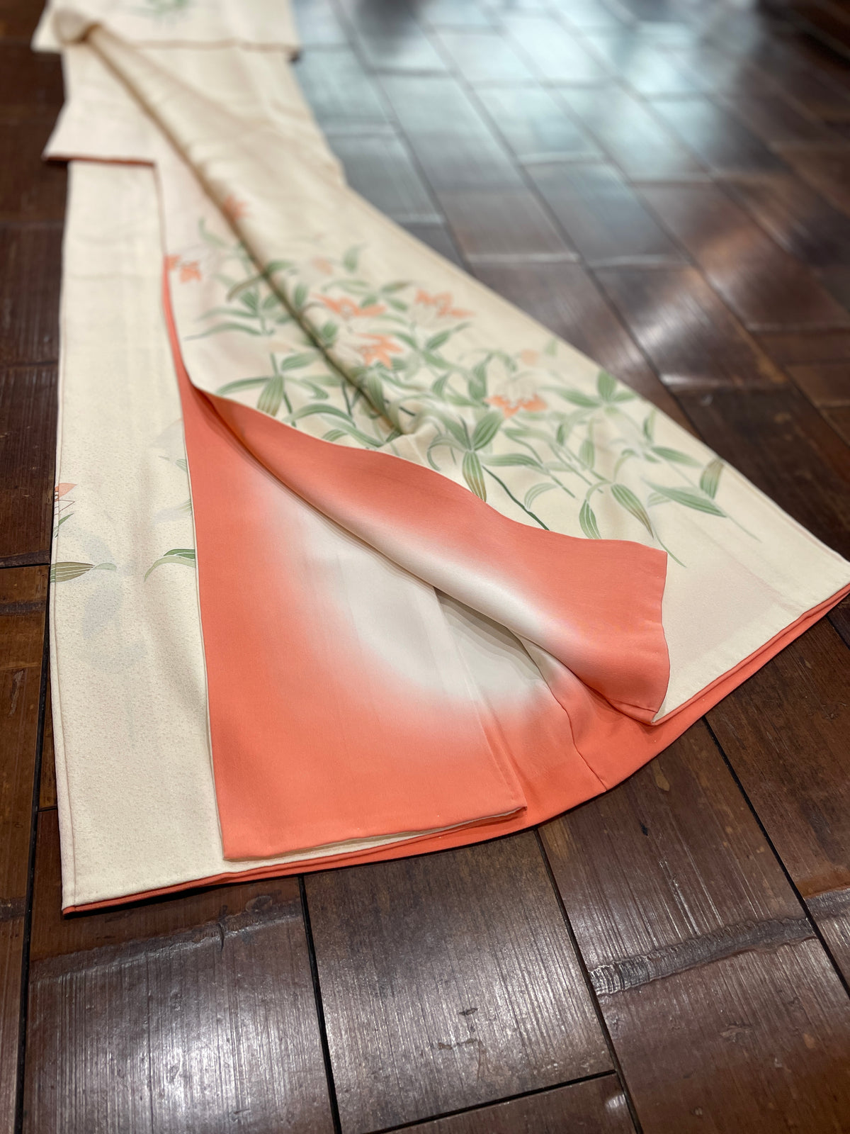 正絹手描き友禅附下げ着物（百合の花柄） 袷仕立て — KomonKimono｜Heritage Collection